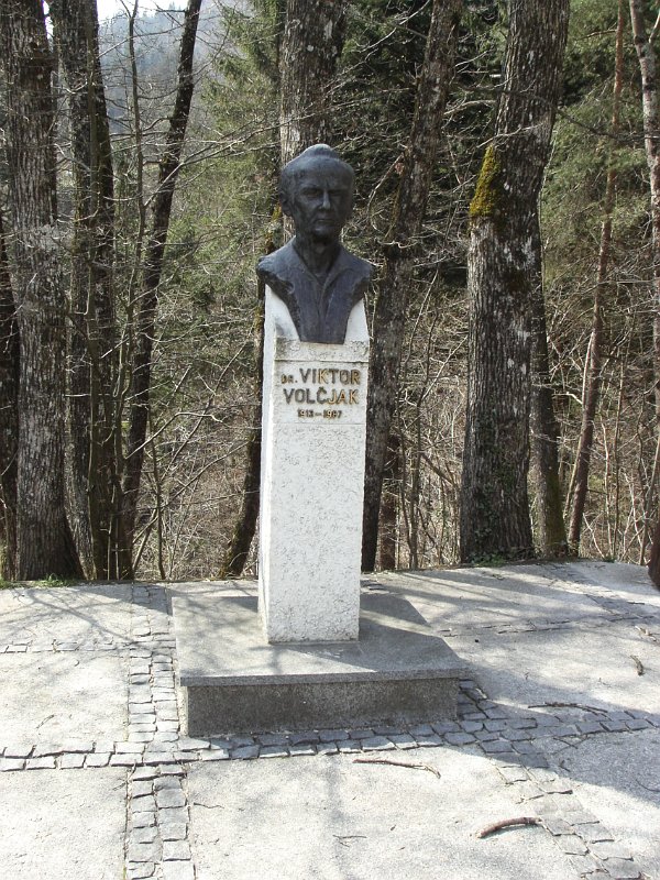 Spomenik dr. Viktorju Volčjaku na parkirišču Pasice